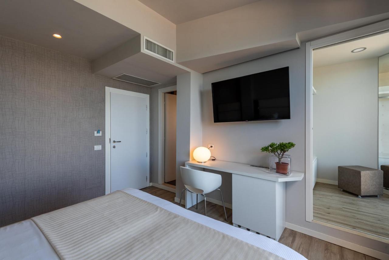 Hotel Commodore Riccione Exterior photo